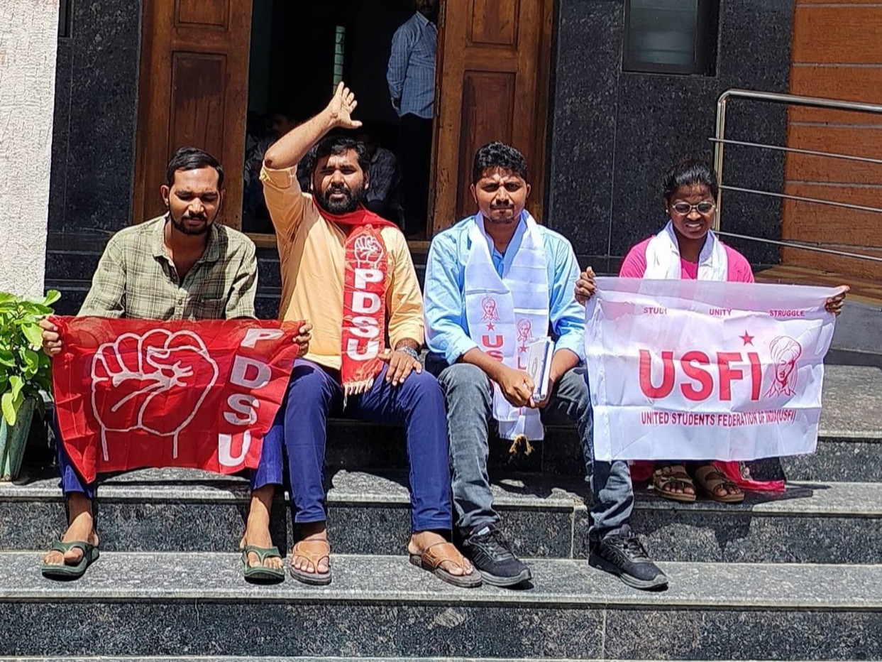 హాస్టల్ ముందు ధర్నా