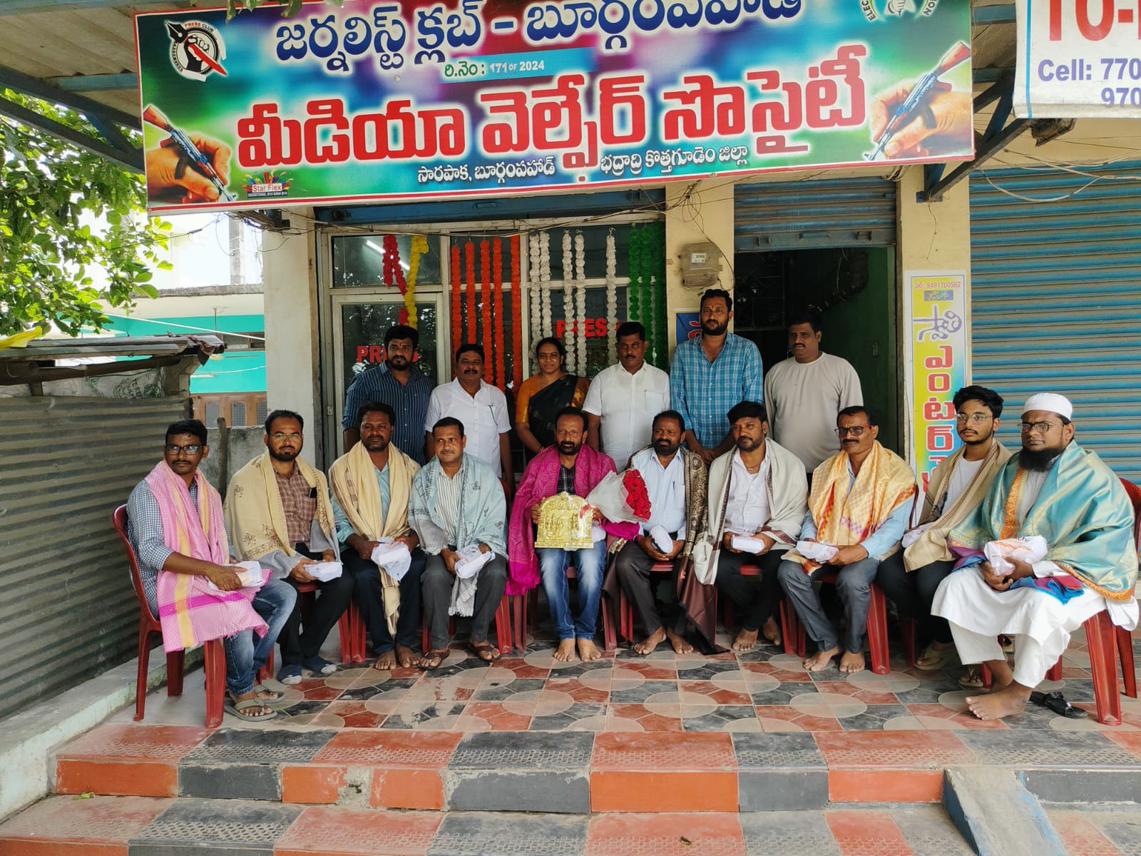 జర్నలిస్టులకు శుభాకాంక్షలు తెలియజేసిన మాజీ జడ్పీటీసీ