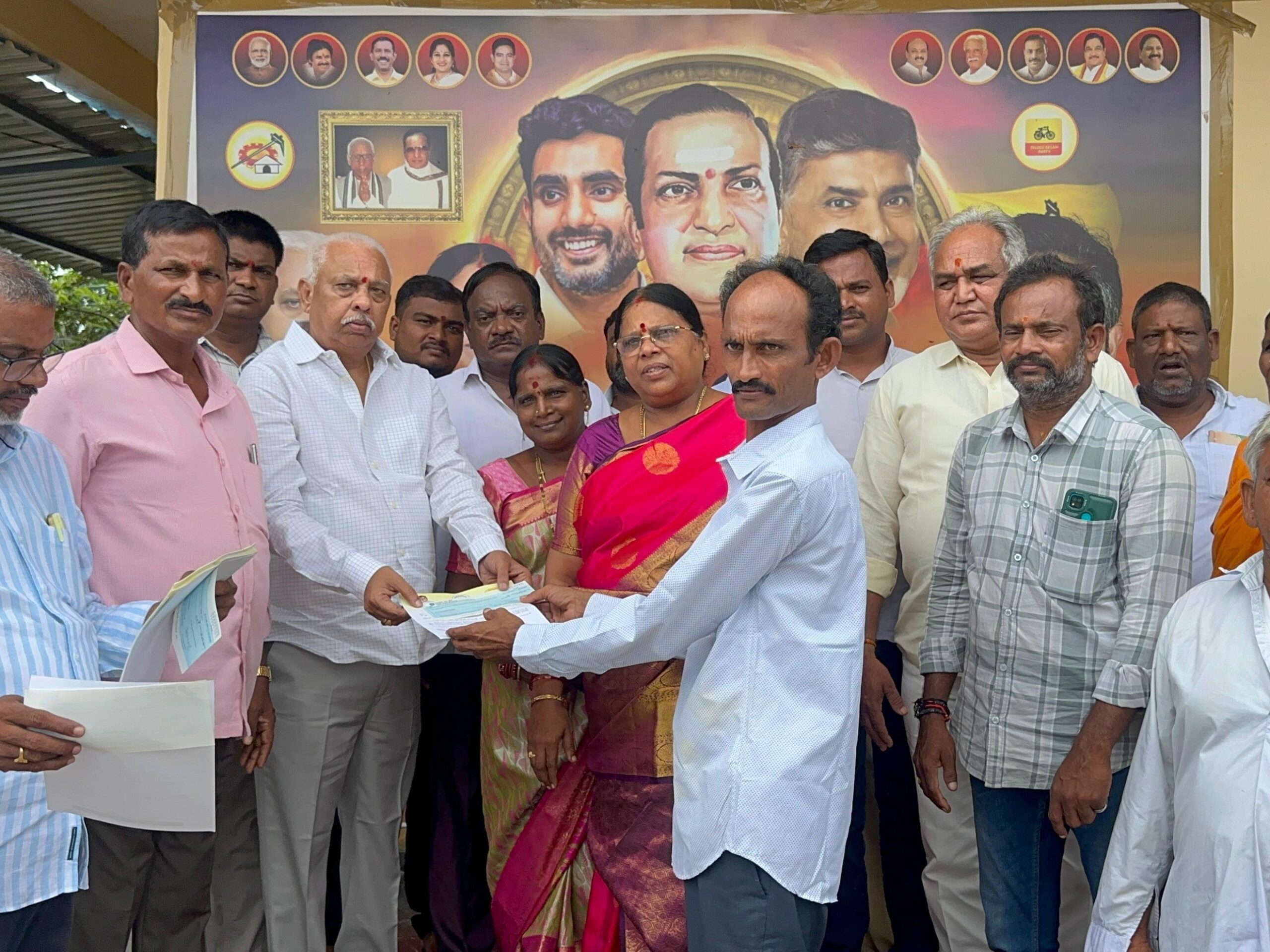 CMRF చెక్కులను పంపిణీ చేసిన ఎమ్మెల్యే కోళ్ల