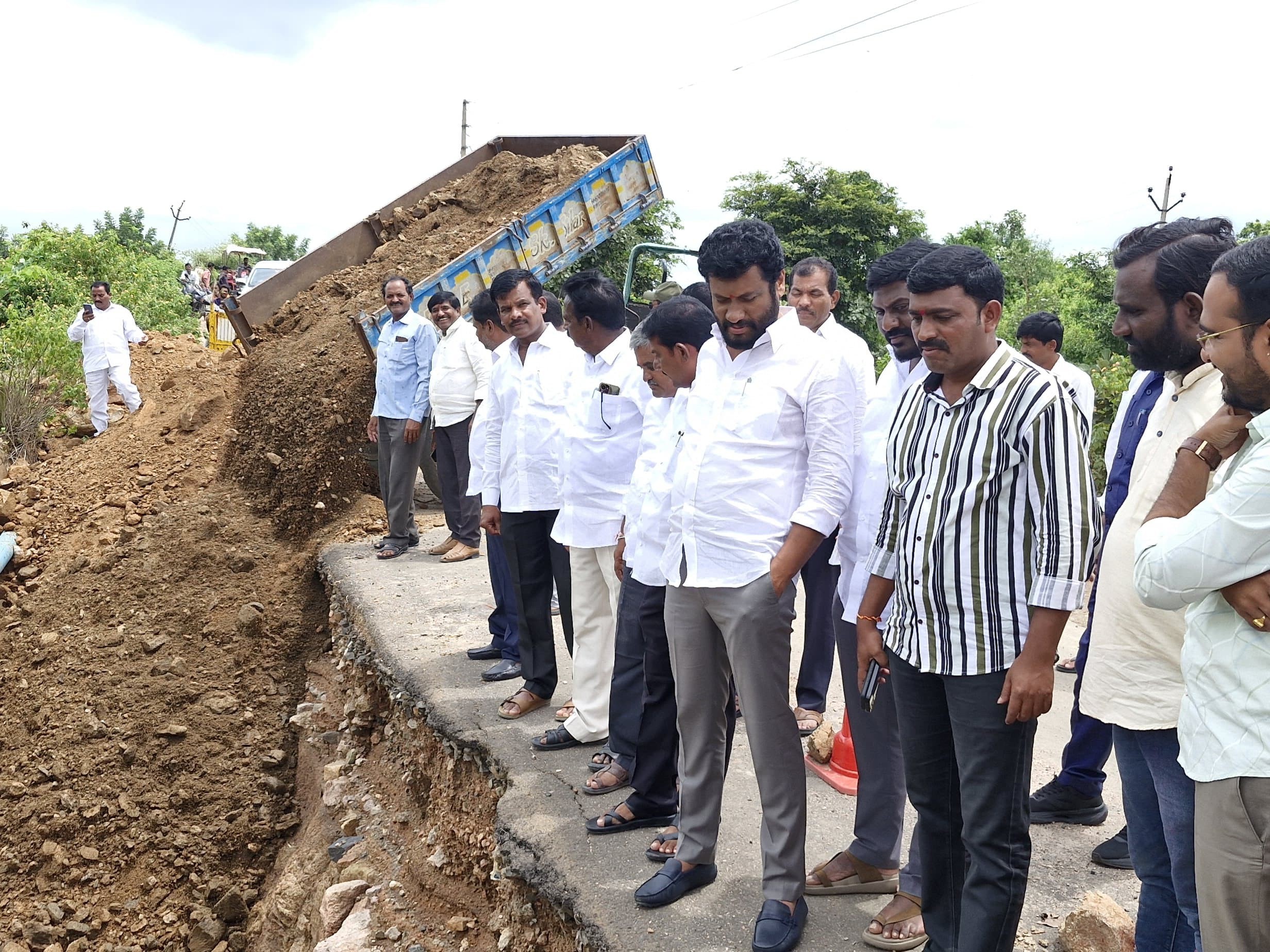 కొట్టుకుపోయిన బ్రిడ్జిని పరిశీలించిన ఎమ్మెల్యే అనిల్ జాదవ్