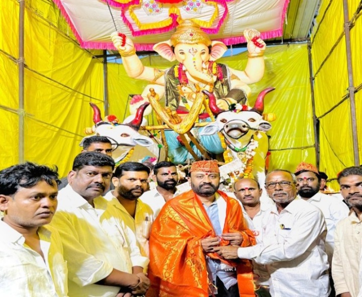 వినాయకుని వద్ద ఎమ్మెల్యే ప్ర‌త్యేక పూజ‌లు