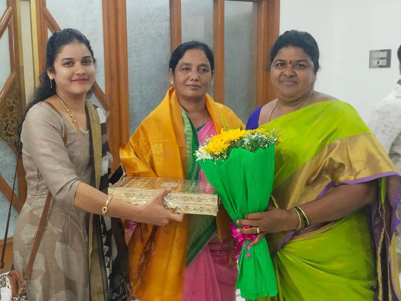 పరిటాల సునీతను సత్కరించిన లక్ష్మీదేవమ్మ