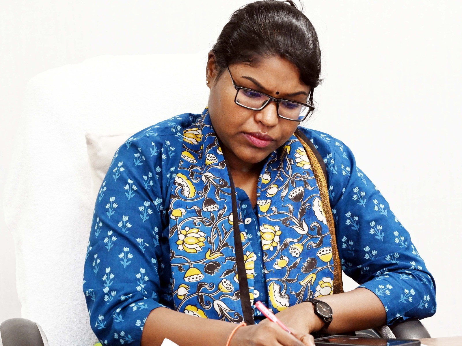 చెక్ పోస్టులతో పటిష్టమైన నిఘా పెట్టాలి