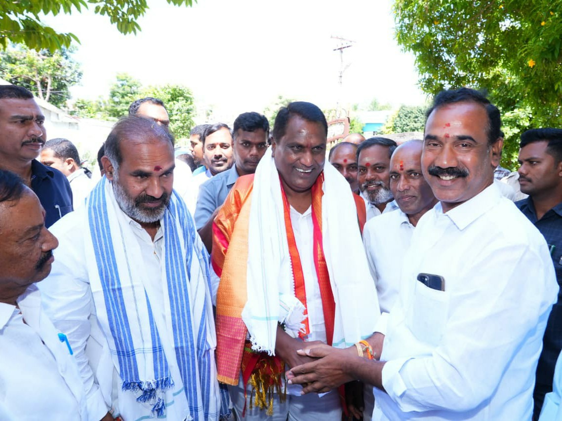 మంత్రికి ఘన స్వాగతం పలికిన ప్రభుత్వ విప్