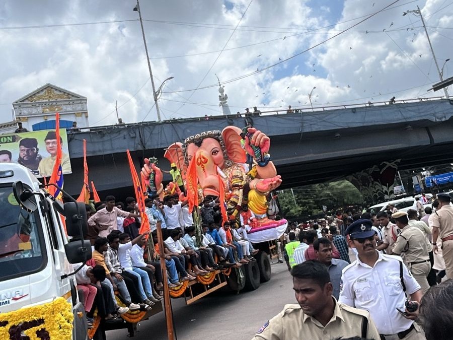 ఫలక్‌నుమా రైల్వే బ్రిడ్జి వైపు బాలాపూర్ గణపయ్య
