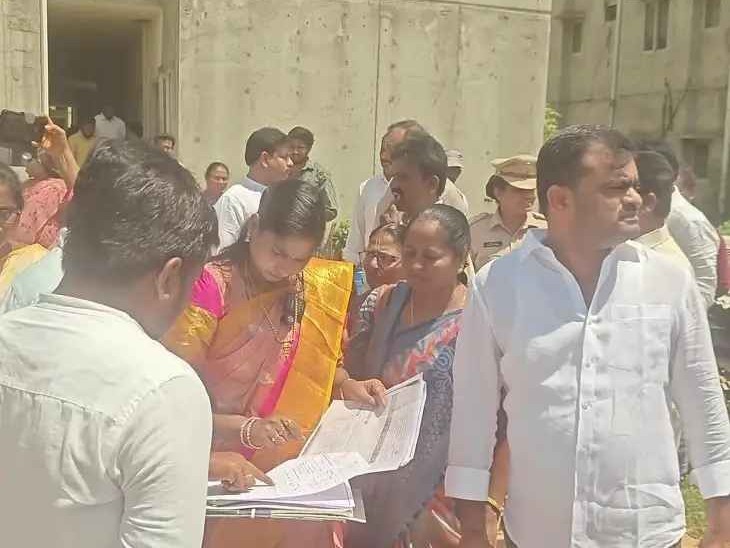 టిడ్కో గృహాలను పరిశీలించిన ఎమ్మెల్యే విజయశ్రీ