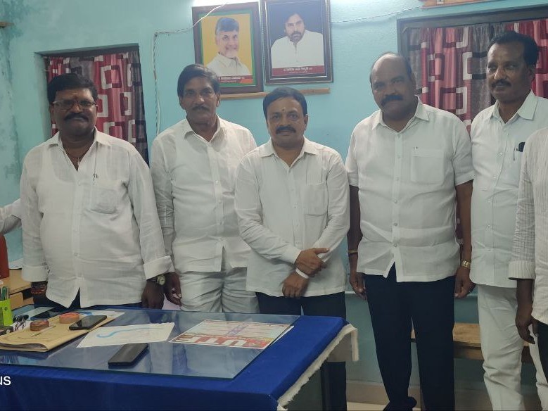 తహసీల్దార్‌ను మర్యాదపూర్వకంగా కలిసిన టీడీపీ నేతలు