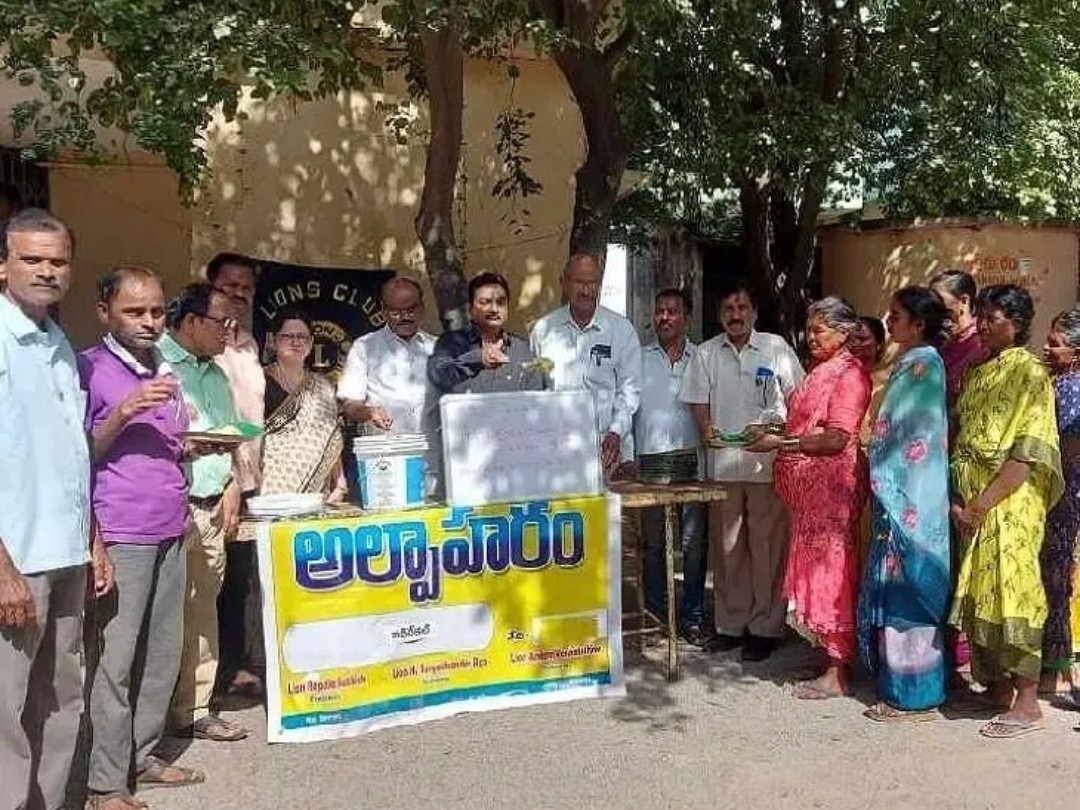 లయన్స్ క్లబ్ ఆధ్వర్యంలో అల్పాహారం పంపిణీ