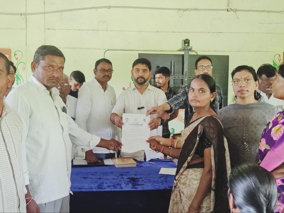 ఇందిరమ్మ ఇండ్ల మంజూరు పత్రాలు పంపిణీ చేసిన MLA