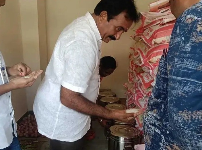 బాలికల వసతి గృహాన్ని సందర్శించిన సర్పంచ్