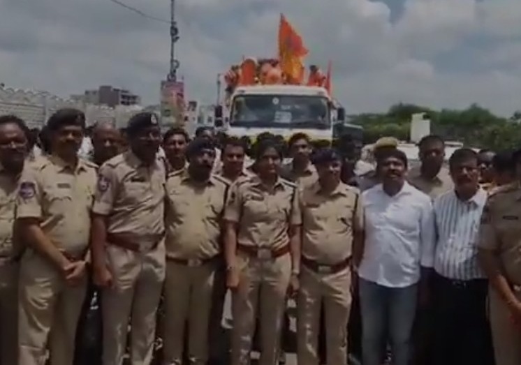 బాలాపూర్ గణనాథుడికి స్వాగతం పలికిన బృందం