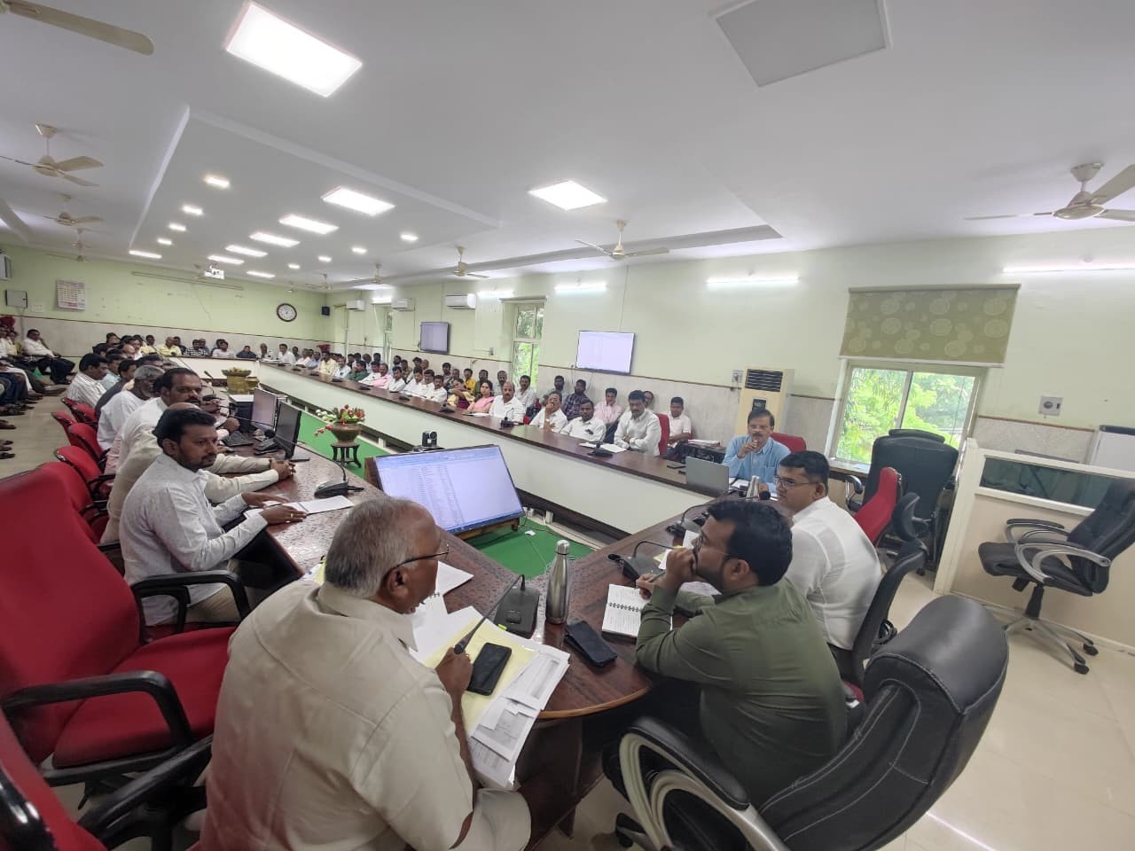 ‘రేషన్ లబ్దిదారులతో డీలర్లు కుటుంబ సభ్యుల్లా మాట్లాడాలి’
