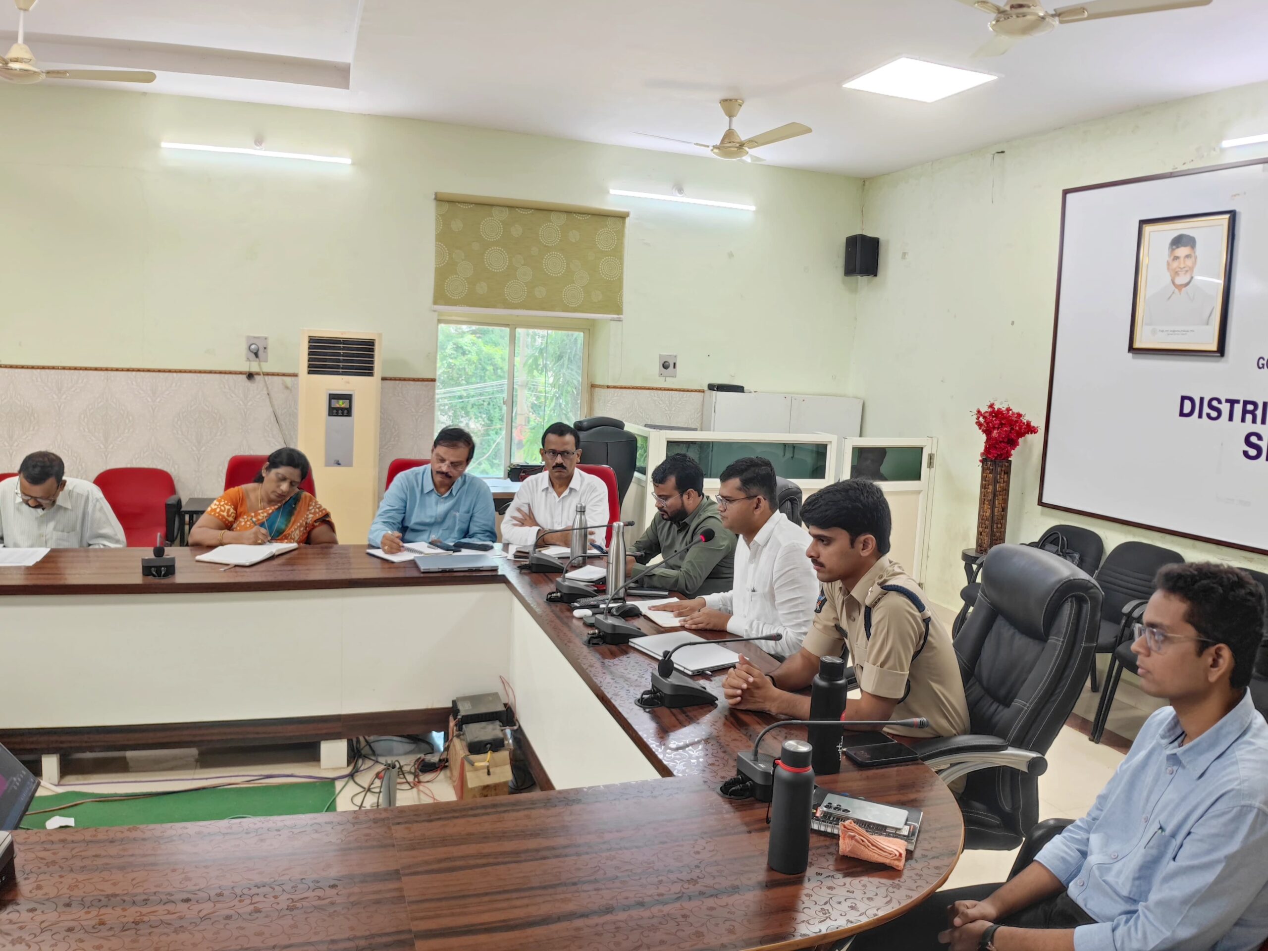 ‘యూరియా ప్రణాళికాబద్ధంగా పంపిణీ చేయాలి’