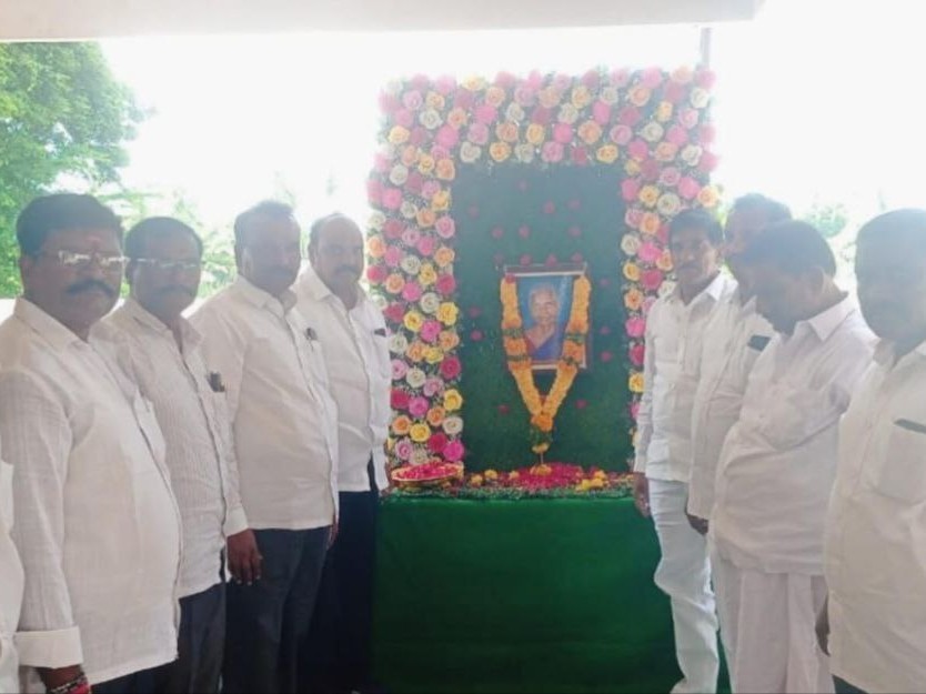 మృతురాలికి నివాళులు అర్పించిన కనపర్తి