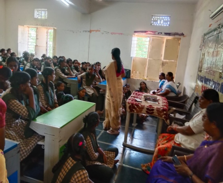 విద్యార్థులకు అవగాహన కల్పించిన సీడీపీవో