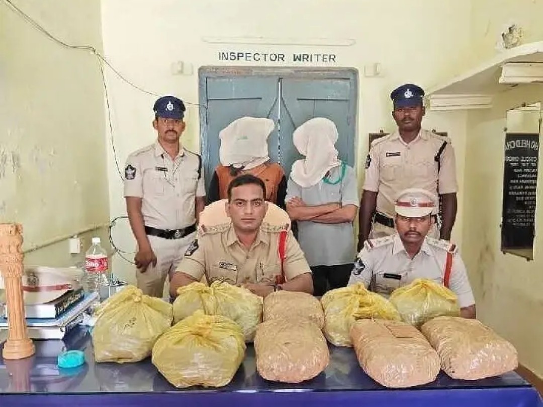 గంజాయితో పట్టుబడ్డ ఇద్దరు స్నేహితులు