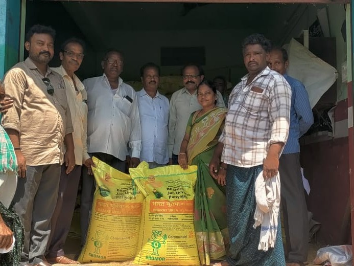 అవనిగడ్డ సొసైటీలో రైతులకు యూరియా సరఫరా