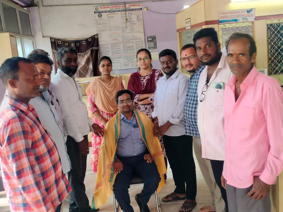 బ్యాంకు మేనేజర్‌ను సన్మానించిన సిబ్బంది
