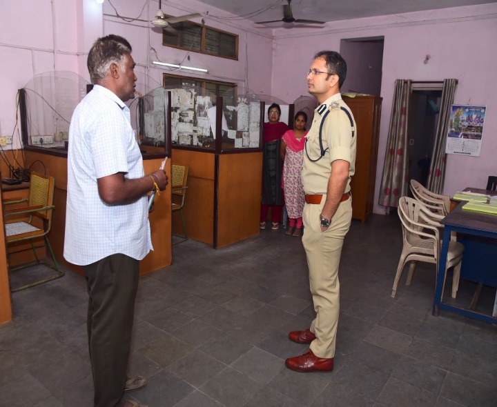 పోలీస్ కంట్రోల్ రూమ్‌ను సందర్శించిన CP
