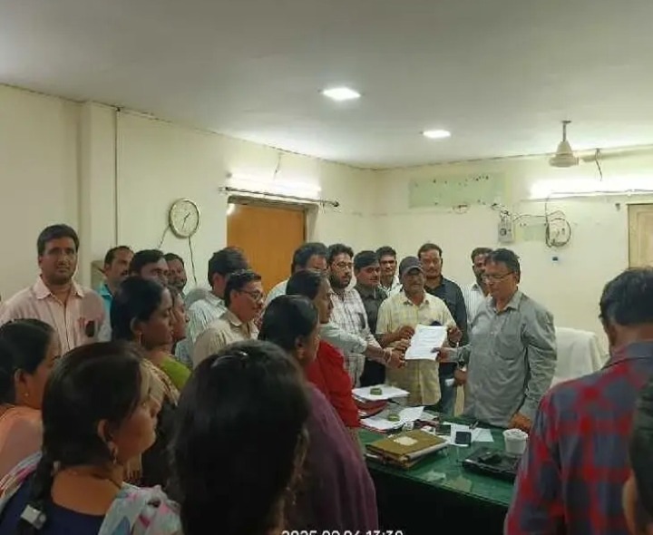 నల్ల బ్యాడ్జీలతో సచివాలయ ఉద్యోగుల నిరసన