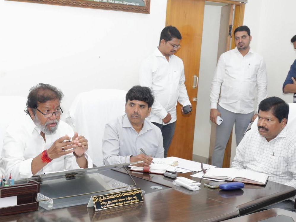 అధికారులతో మంత్రి దామోదర్ సమీక్ష
