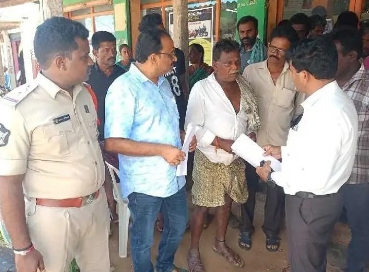 గ్రోమోర్ షాపులో అధికారులు ఆకస్మిక తనిఖీ
