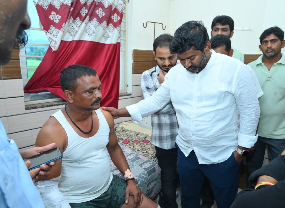 టీడీపీ నాయకుడను పరామర్శించిన ఎమ్మెల్యే