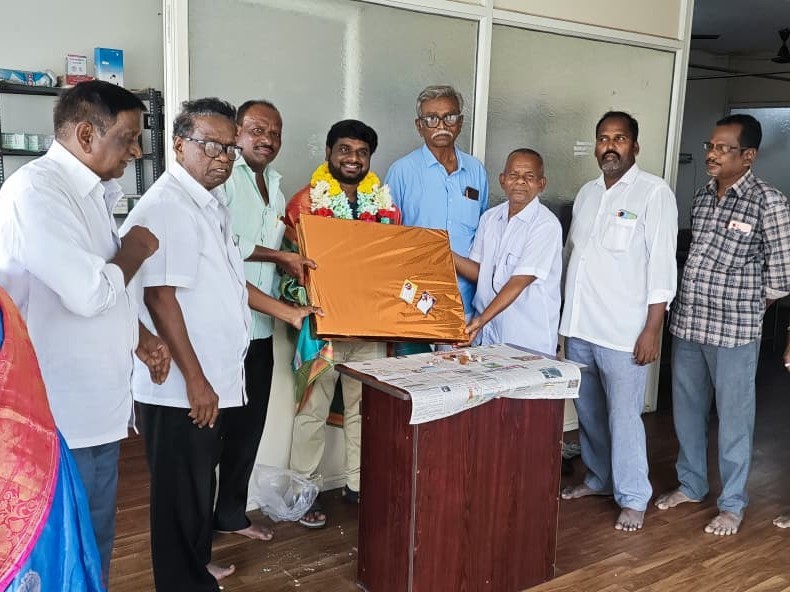 డాక్టర్‌ను  సన్మానించిన విశ్రాంత ఉద్యోగులు