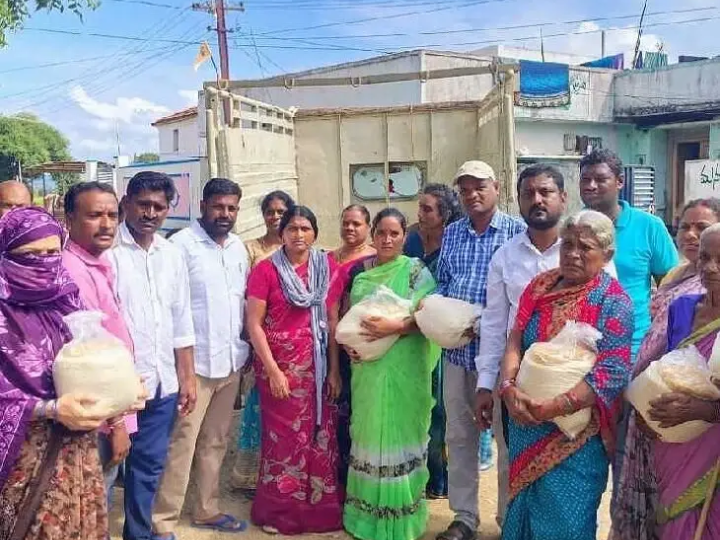 వరద బాధితులకు బియ్యం, పప్పు అందజేత