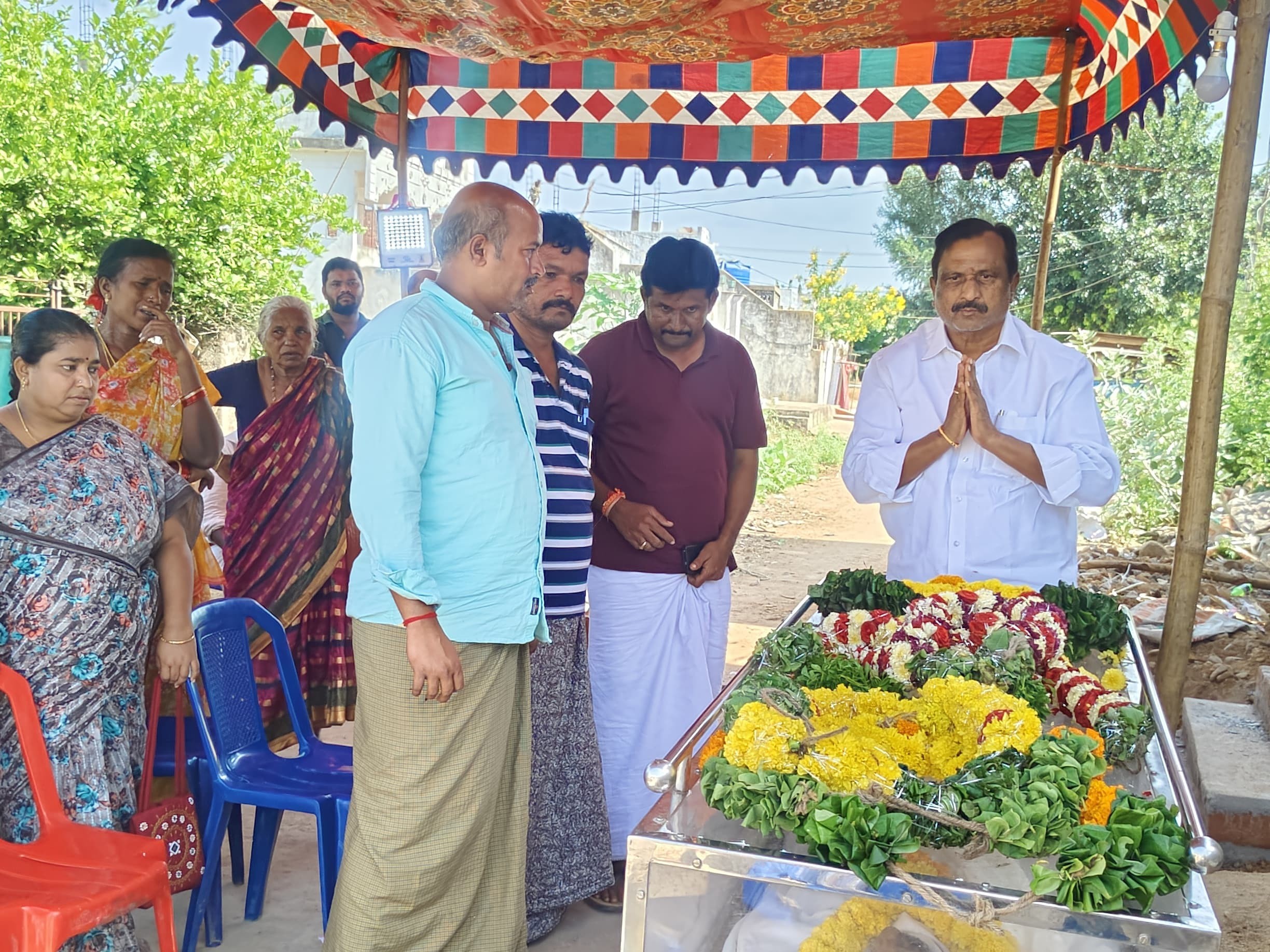 పార్థివదేహానికి పూలమాల వేసిన బత్యాల