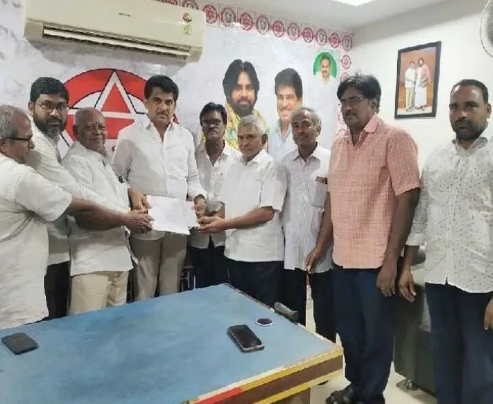 రోడ్డు విస్తరణతో ఉపాధి పోతుందని వినతి