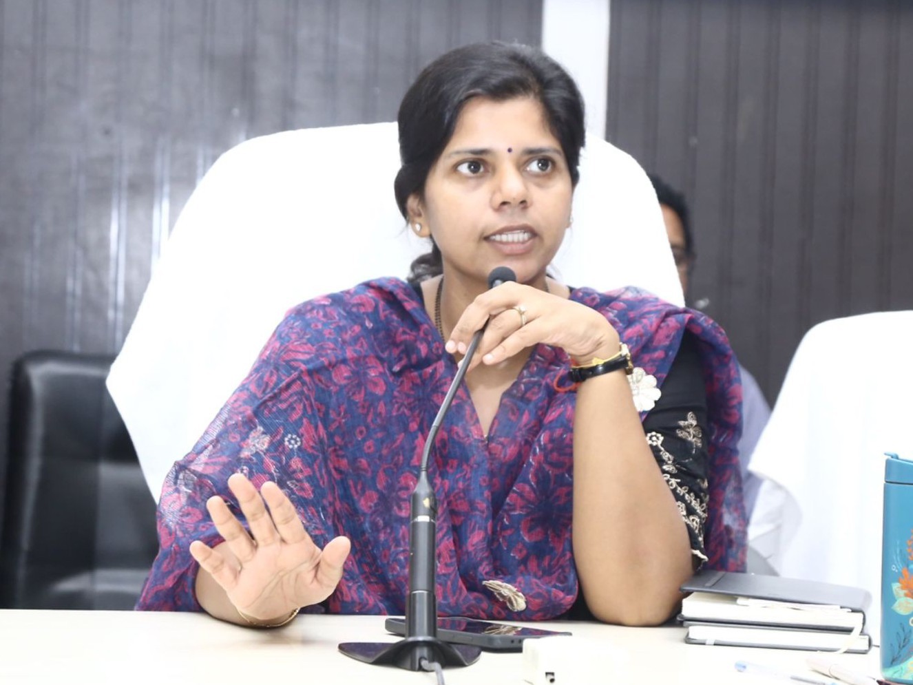 గ్రామ పాలన అధికారులు శ్రద్ధ వహించి విధులు నిర్వర్తించాలి: కలెక్టర్