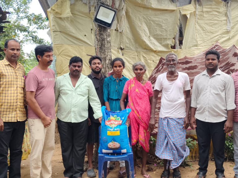 సేవా భావాన్ని చాటుకున్న జర్నలిస్టులు