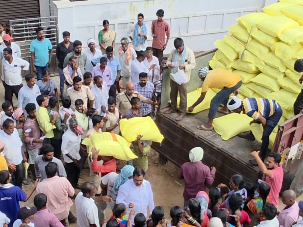 నర్సాపూర్‌లో యూరియా కోసం ఎగబడ్డ రైతులు