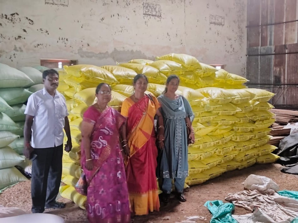 ఎరువుల పంపిణీ ప్రక్రియను పరిశీలించిన ప్రత్యేక అధికారి