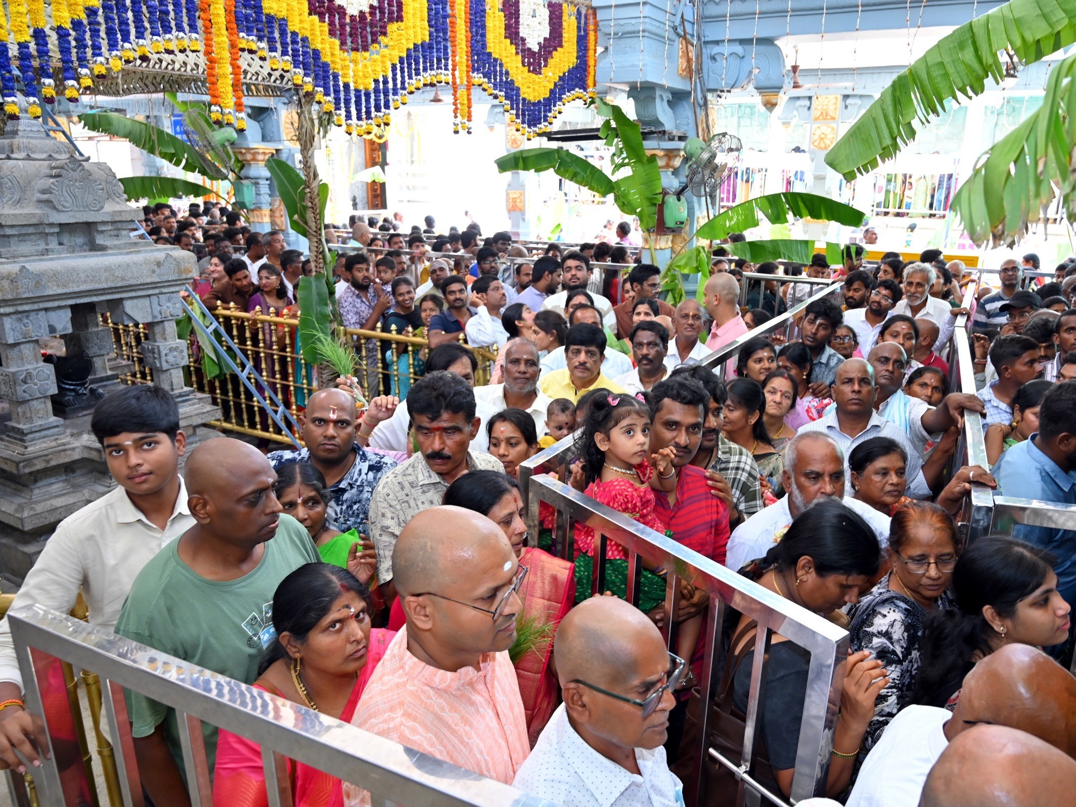 భక్తులతో  కిటకిటలాడిన కాణిపాకం