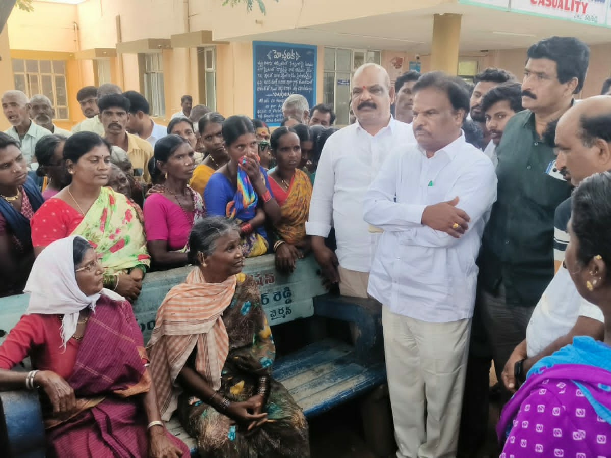 బాధిత కుటుంబాన్ని పరామర్శింన మాజీ ఎమ్మెల్యే