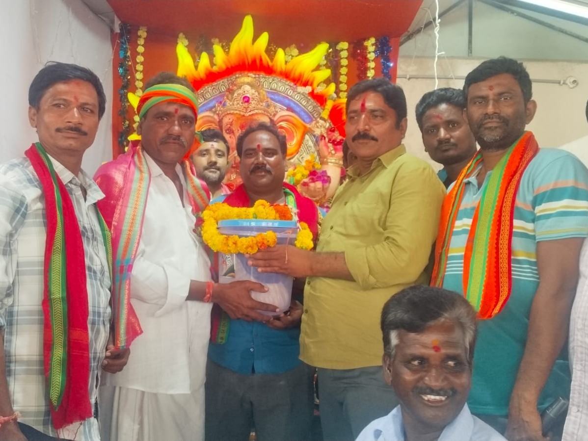 పులి సాయన్న 35 వేల రూపాయలు లడ్డును కైవసం
