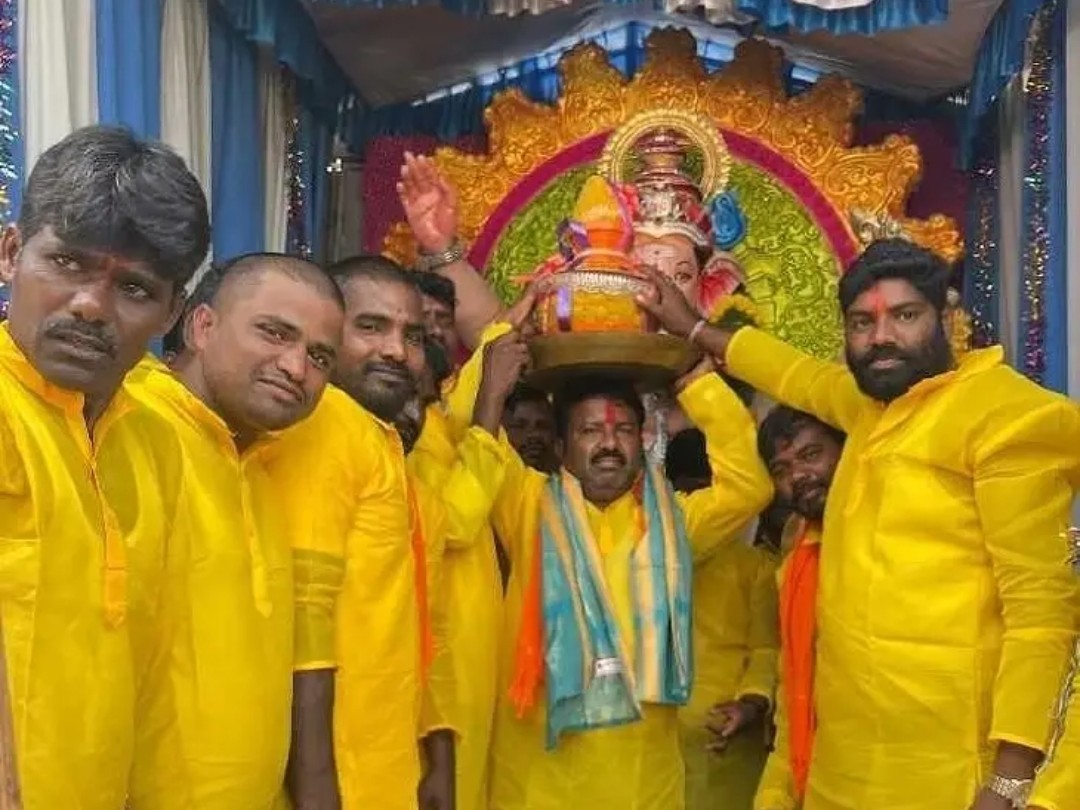 మాదారంలో రూ.1.25లక్షలు పలికిన గణనాథుడి లడ్డూ