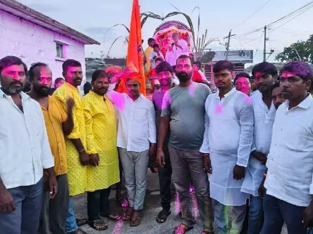లడ్డూ దక్కించుకున్న ముస్లిం యువకుడు