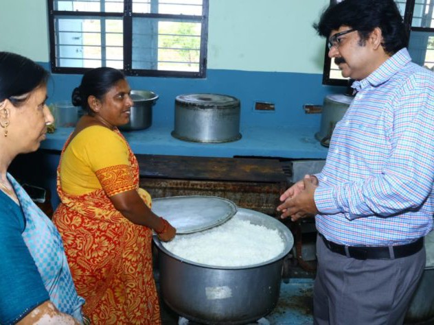 మెనూ ప్రకారం భోజనాన్ని అందించాలి: కలెక్టర్