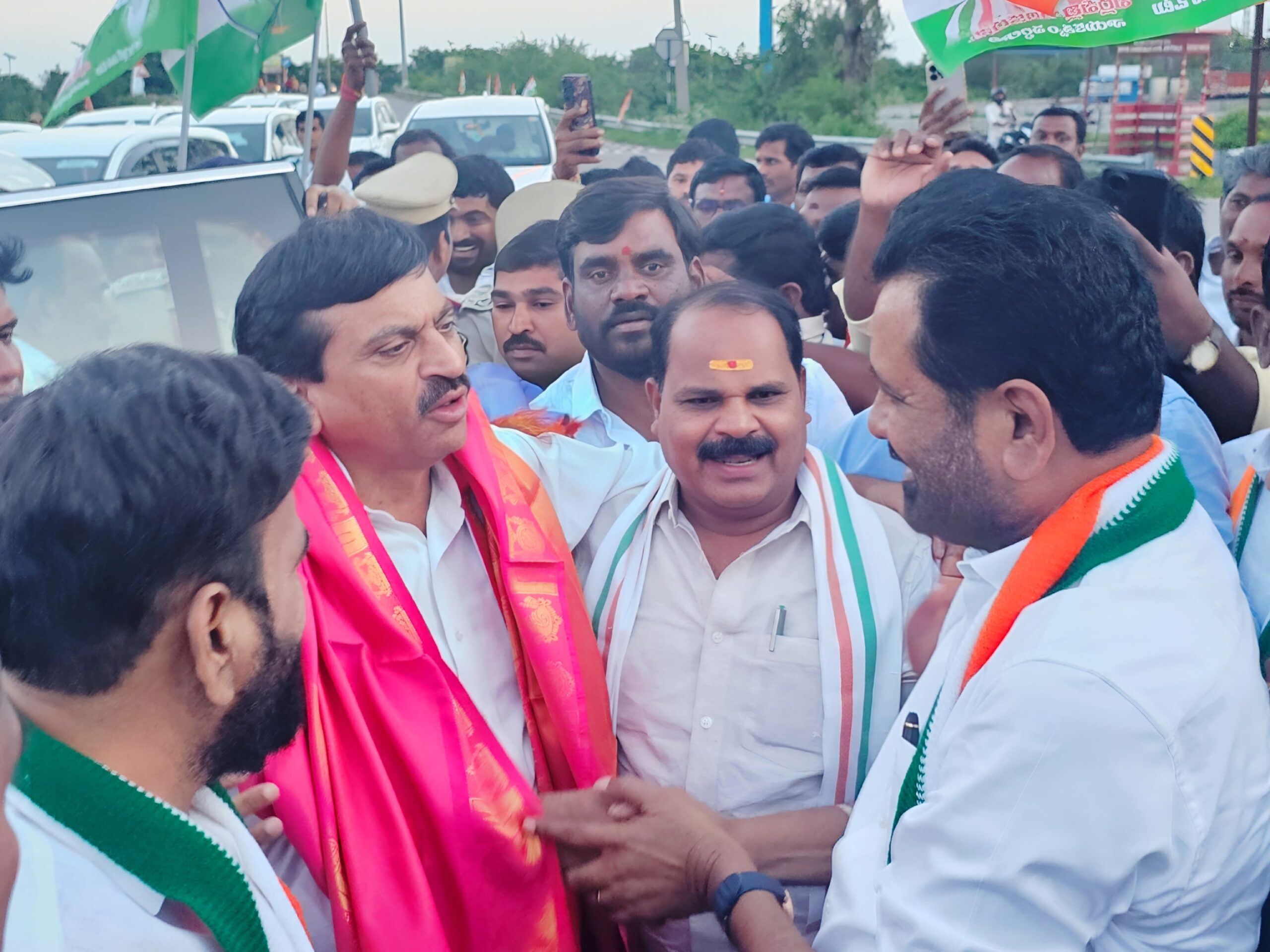 మంత్రికి ఘనస్వాగతం పలికిన ఎమ్మెల్యే