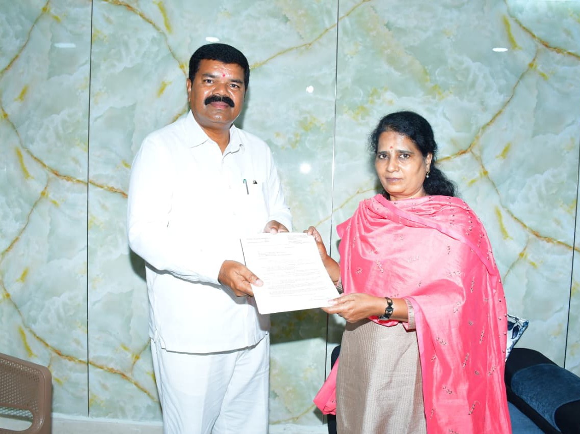 ఫారెస్ట్ అధికారికి వినతిపత్రం అందజేసిన ఎమ్మెల్యే