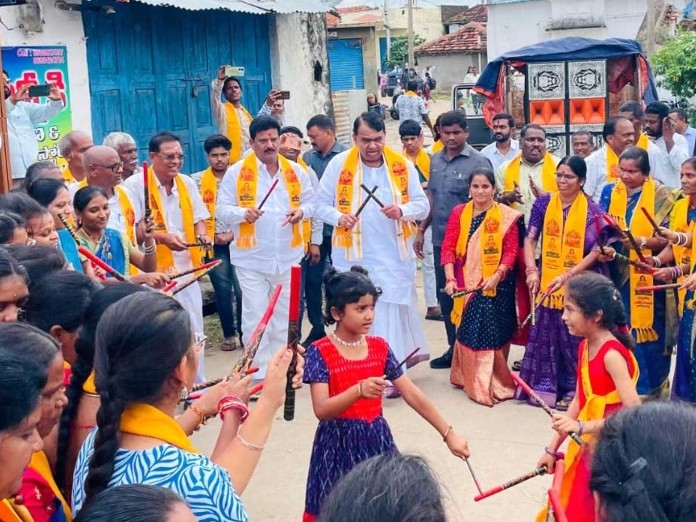 మహిళలతో కోలాటాలు ఆడిన ఎమ్మెల్యే