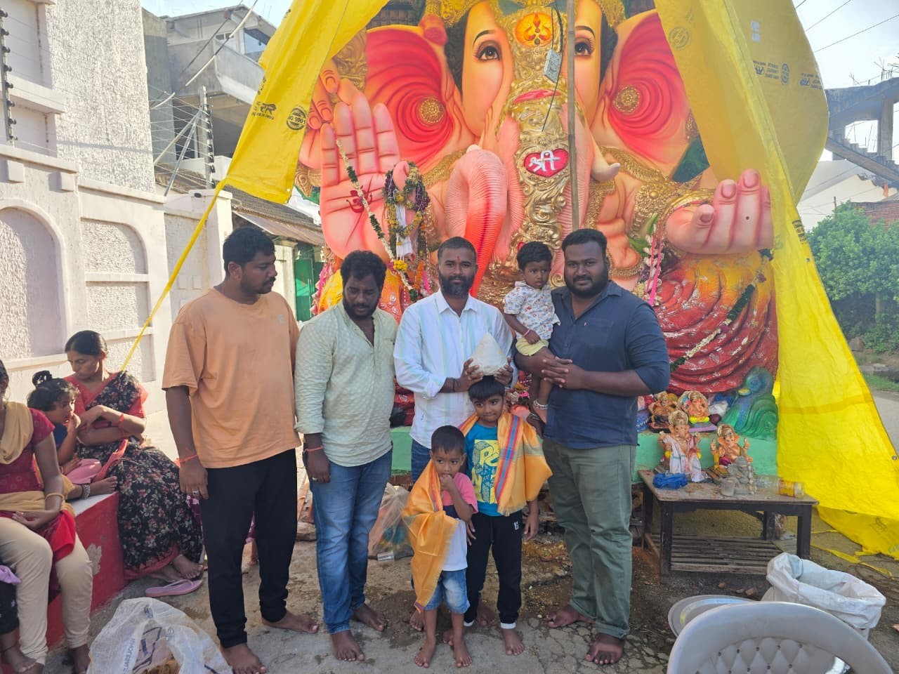 లక్కీ డ్రాలో లడ్డూను కైవసం చేసుకున్న యువకుడు