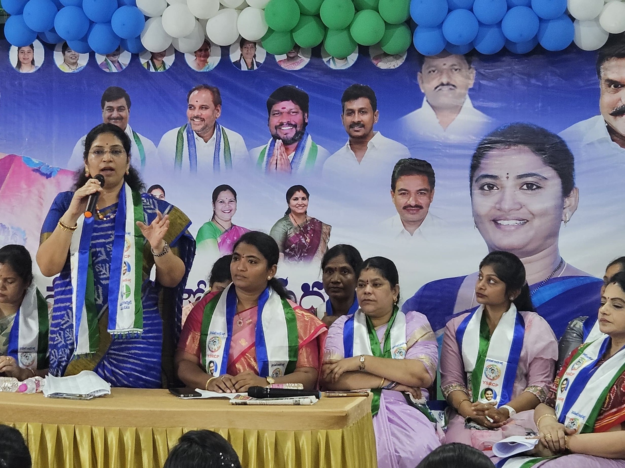 వైసీపీ మహిళ నాయకులతో సమావేశం