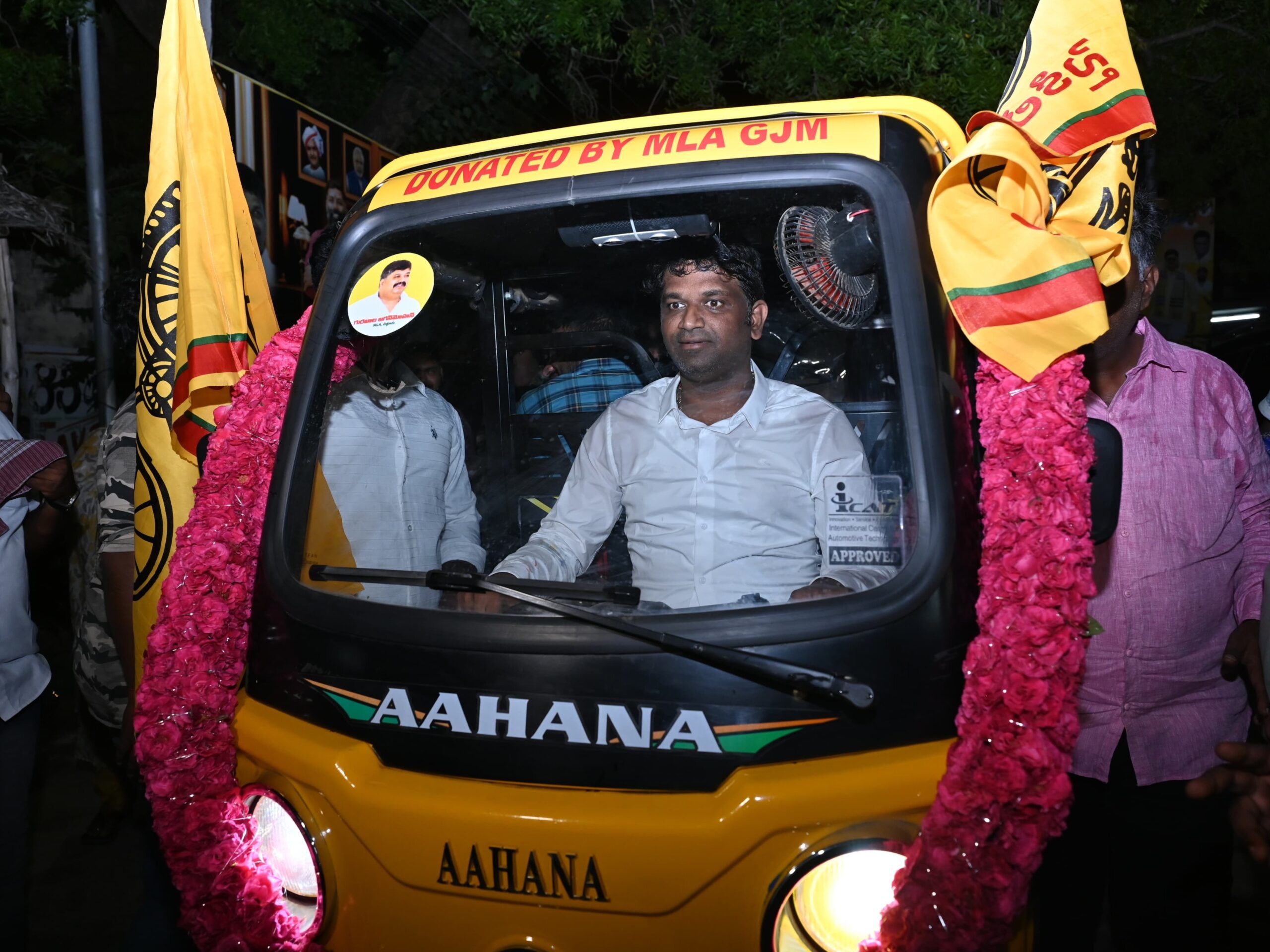తెదేపా కార్యకర్తకు E-AUTO బహూకరణ