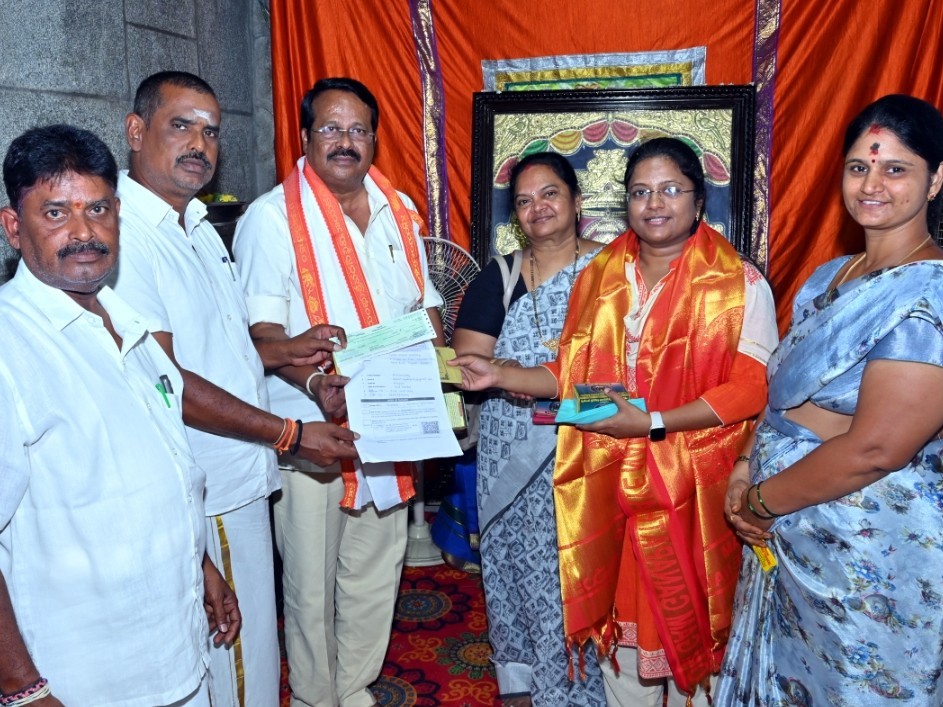 గోసంరక్షణ ట్రస్టుకు లక్ష విరాళం