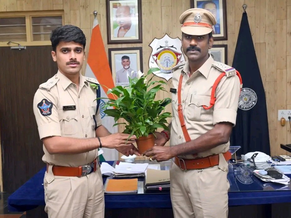 ఎస్పీ ను మర్యాదపూర్వకంగా కలిసిన పాతపట్నం సీఐ