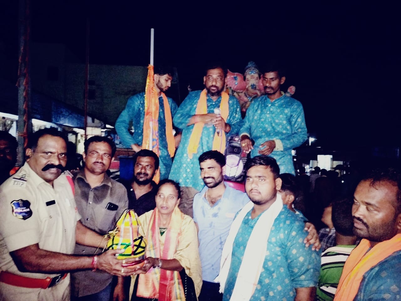 యోగి గణేష్ లడ్డూ ను రూ. 41వేలు.. ప్రసాదం అందించిన ఎస్సై